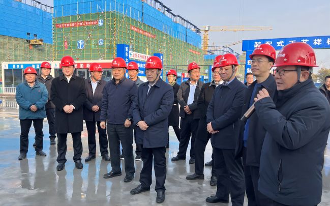 1700125102787002706.jpg 視察組領(lǐng)導(dǎo)聽取項目匯報圖片(1)(1).jpg